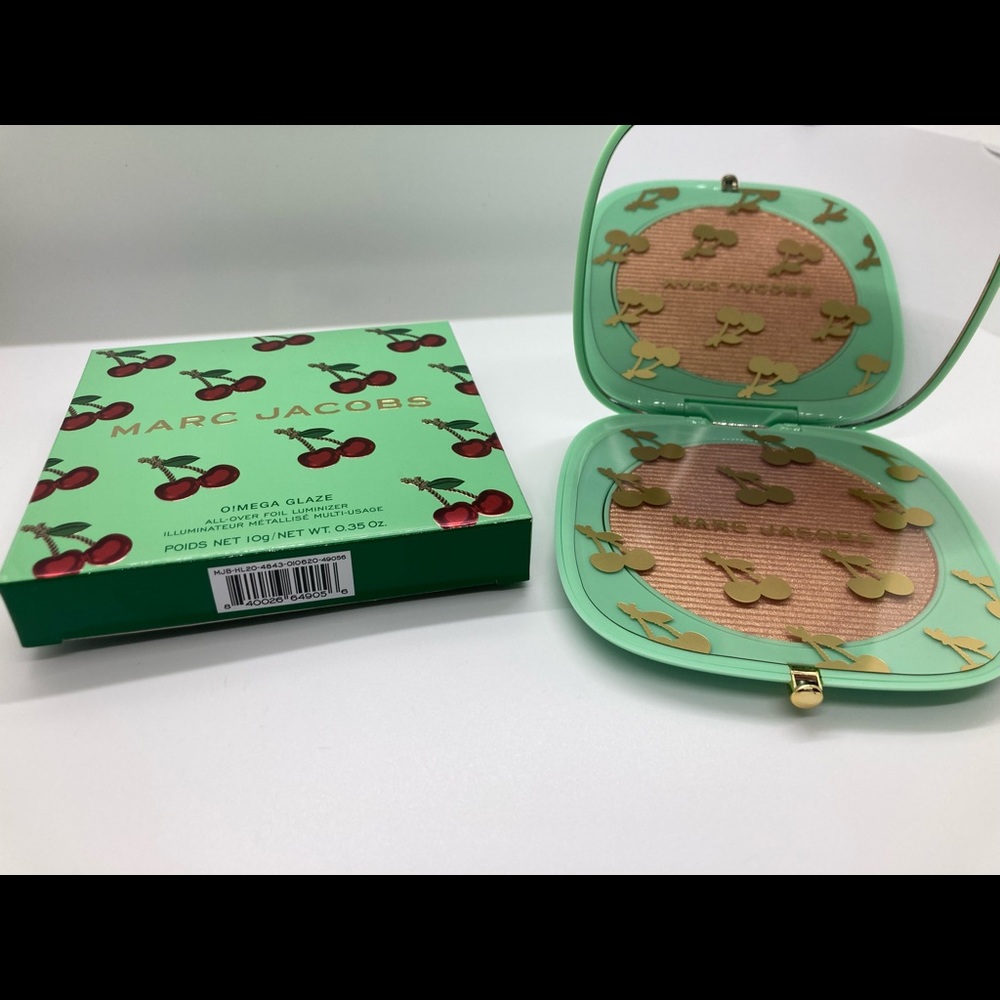 MARC JACOBS O!MEGA GLAZE ALL-OVER FOIL LUMINIZER – VERY MERRY CHERRY EDITION